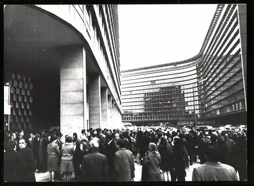 Fotografie unbekannter Fotograf, Ansicht Brüssel, Streik der Eurokraten vor dem Cahrlemagne Gebäude, Lohnstreik