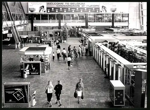 Fotografie Martin Langer, Bielefeld, Ansicht Brüssel, Blick in das Flughafengebäude mit Duty Free Shops