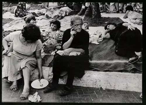 Fotografie Keystone, München, Ansicht Neapel, aus Wohnungen geflüchtete Italiener auf der Strasse während Erdbeben 1962