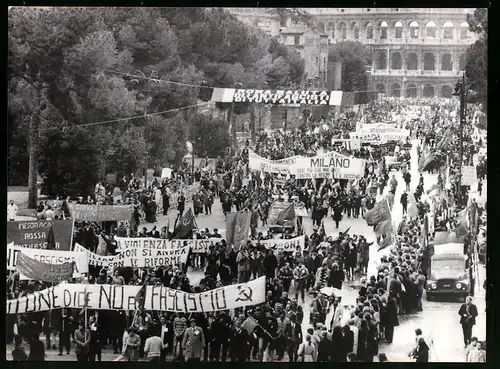 Fotografie unbekannter Fotograf, Ansicht Rom, Demonstration gegen Neo-Faschismus auf der Piazza del Popole, 1971