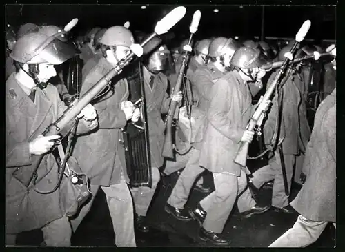 Fotografie unbekannter Fotograf, Ansicht Rom, römische Polizei geht mit Tränengas gegen linke Demonstranten vor, 1972