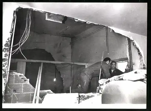 Fotografie unbekannter Fotograf, Ansicht Paris, von Bombenanschlag zerstörtes Konsulatsgebäude am 25.05.1972