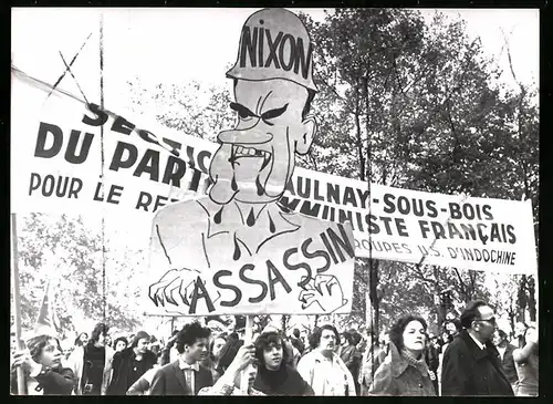 Fotografie unbekannter Fotograf, Ansicht Paris, Nixon Karikatur auf Anti Vietnam Demonstration in Paris, 1972