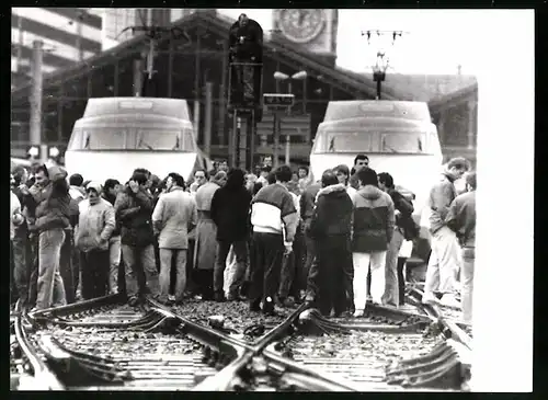 Fotografie unbekannter Fotograf, Ansicht Paris, streikende französische Eisenbahner blockieren die Gleise, Gare de Lyon