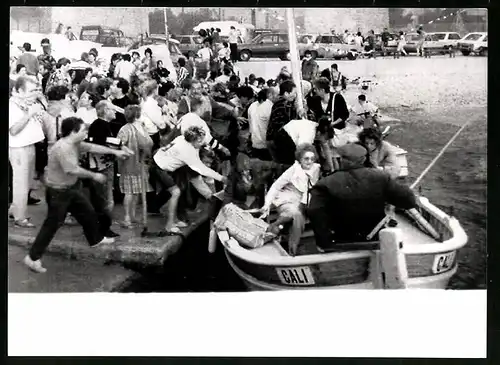 Fotografie unbekannter Fotograf, Ansicht La Vesse, Marseiller flüchten panisch vor tobenden Waldbränden in Boote, 1989