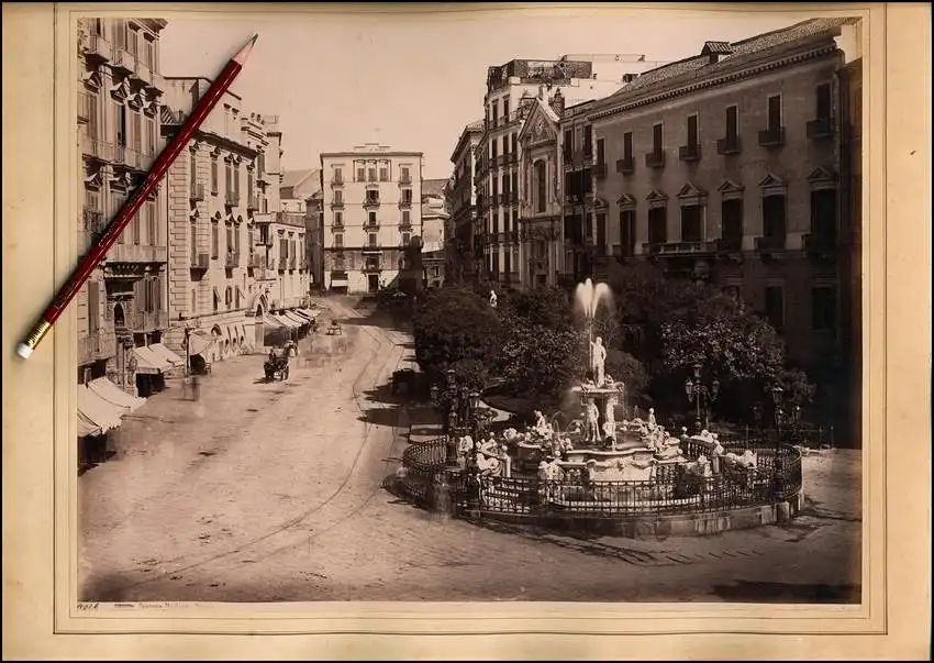 Fotografie Giorgio Sommer, Napoli, Ansicht Neapel - Napoli, Fontana Medina mit Strassenzug, Hotel de Geneve & Läden 0