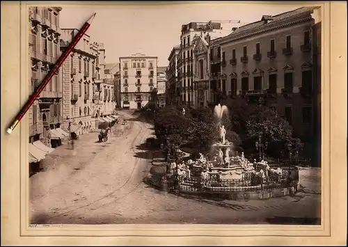 Fotografie Giorgio Sommer, Napoli, Ansicht Neapel - Napoli, Fontana Medina mit Strassenzug, Hotel de Geneve & Läden