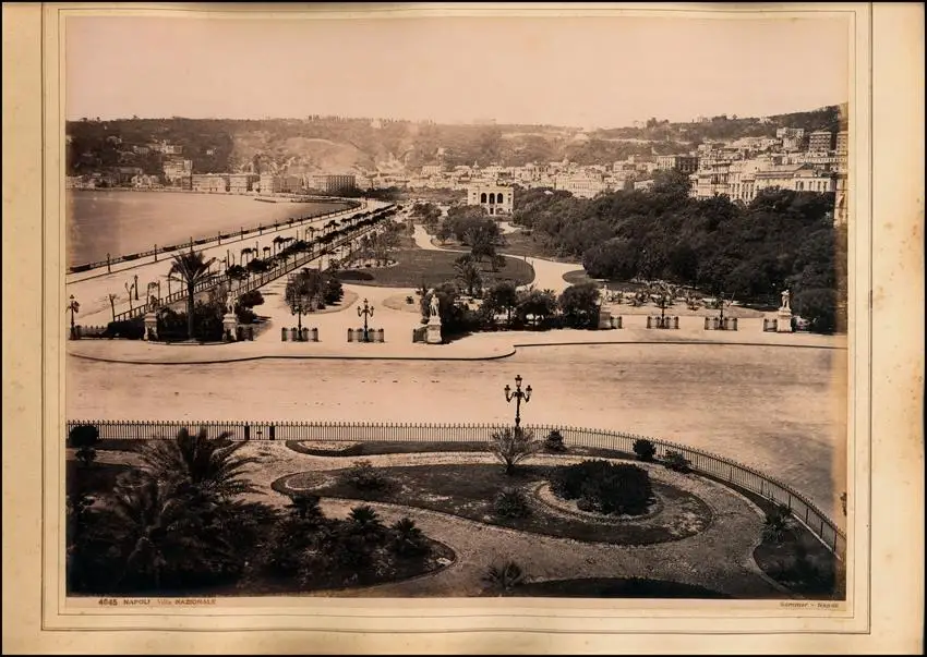 Fotografie Giorgio Sommer, Napoli, Ansicht Neapel - Napoli, Fontana Medina mit Strassenzug, Hotel de Geneve & Läden 1