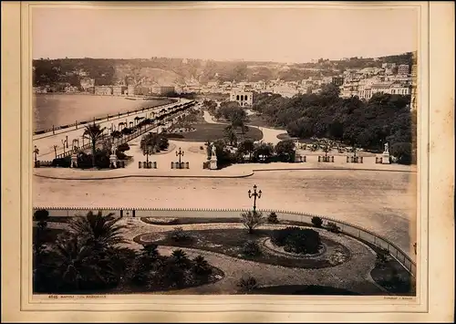 Fotografie Giorgio Sommer, Napoli, Ansicht Neapel - Napoli, Fontana Medina mit Strassenzug, Hotel de Geneve & Läden