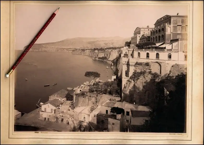 Fotografie Giorgio Sommer, Napoli, Ansicht Sorrento - Sorrent, Hotel Vittoria Freres, Blick entlang der Steilküste 0