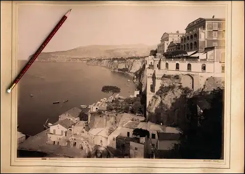 Fotografie Giorgio Sommer, Napoli, Ansicht Sorrento - Sorrent, Hotel Vittoria Freres, Blick entlang der Steilküste