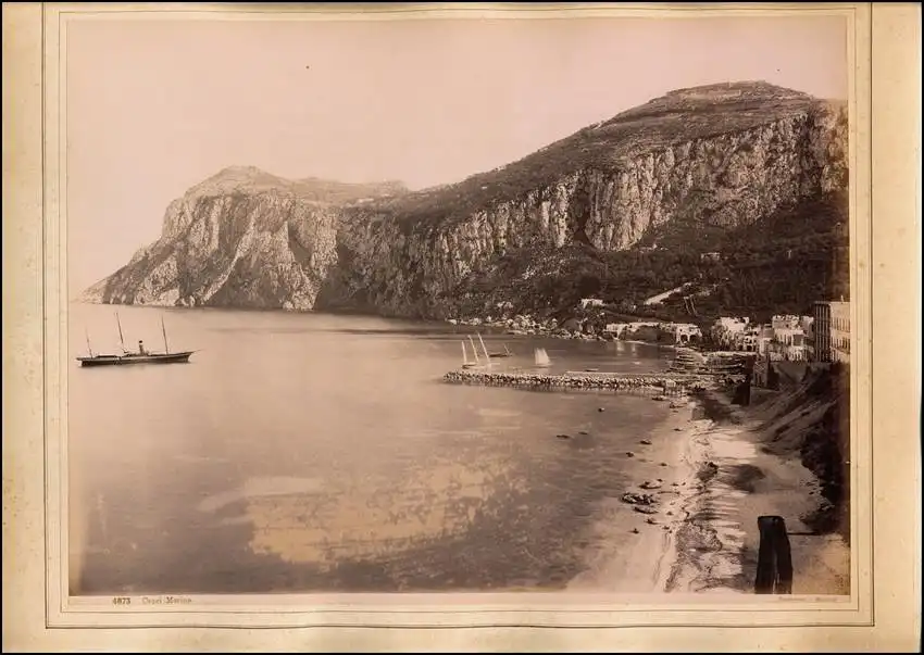 Fotografie Giorgio Sommer, Napoli, Ansicht Sorrento - Sorrent, Hotel Vittoria Freres, Blick entlang der Steilküste 1