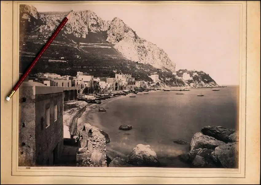 Fotografie Giorgio Sommer, Napoli, Ansicht Capri, Panorama der Bucht mit Fischerbooten am Strand 0