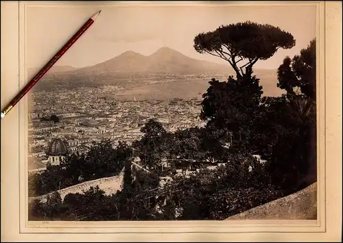 Fotografie Giorgio Sommer, Napoli, Ansicht Neapel - Napoli, Panorama der Stadt mit Vulkan Vesuv im Hintergrund
