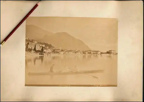 Fotografie Bosetti, Ansicht Menaggio, Panorama der Ortschaft vom Wasser aus gesehen, Ruderboot