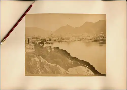 Fotografie Bosetti, Ansicht Como, Ortsansicht mit Hafen, Dampfer an der Anlegestelle