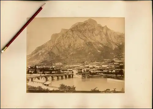 Fotografie Bosetti, Ansicht Lecco, Panorama mit Brücke & Bergmassiv