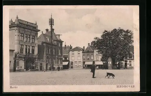 AK Eindhoven, Mann mit Hund auf dem Marktplatz