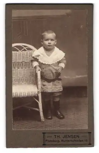 Fotografie Th. Jensen, Flensburg, Norderhofenden 15, Kleiner Junge im karierten Anzug