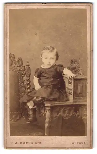 Fotografie H. Jürgens Witwe, Altona, Kleines Mädchen im Kleid