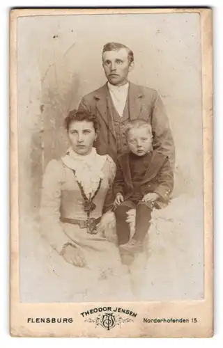 Fotografie Theodor Jensen, Flensburg, Norderhofenden 15, Bürgerliches Paar mit kleinem Sohn