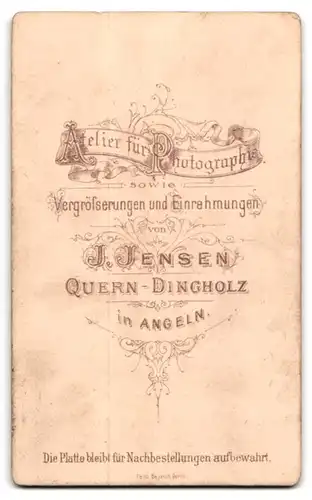 Fotografie J. Jensen, Quern-Dingholz in Angeln, Junge Dame im Kleid mit Kragenbrosche