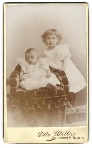 Fotografie Otto Witte, Berlin-SO, Skalitzer-Str. 54, Kleines Mädchen im Kleid mit Kleinkind