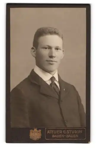 Fotografie G. Stumpf, Baden-Baden, Lichtentaler-Str. 57, Junger Herr im Anzug mit Krawatte