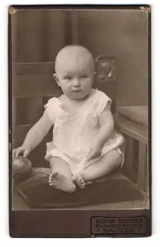 Fotografie Oskar Meister, Bautzen, Kaiserstr. 15, Süsses Kleinkind im Hemd sitzt auf Kissen