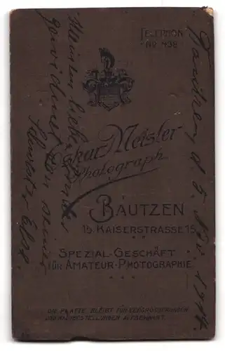 Fotografie Oskar Meister, Bautzen, Kaiserstr. 15, Süsses Kleinkind im Hemd sitzt auf Kissen