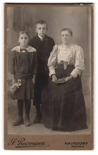 Fotografie J. Reismann, Haindorf /Böhmen, Bürgerliche Dame mit einem Jungen und einem Mädchen