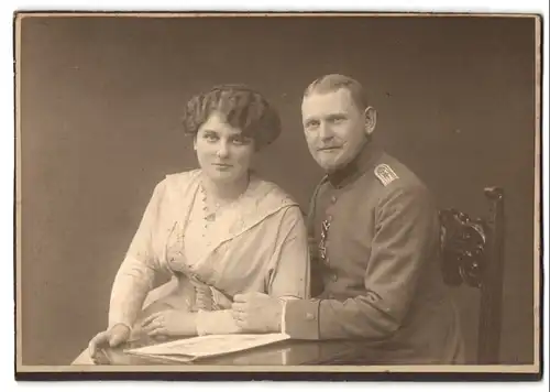 Fotografie unbekannter Fotograf und Ort, Soldat in Uniform mit Eisernem Kreuz und seiner Ehefrau