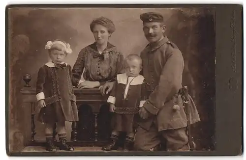 Fotografie Adolph Richter, Leipzig-Lindenau, Soldat in Feldgrau mit seiner Famile in den Sonntagskleidern