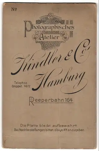 Fotografie Kundler & Co., Hamburg, Reeperbahn 164, Junger Ufz. mit Mittelscheitel in Uniform mit seiner Gemahlin