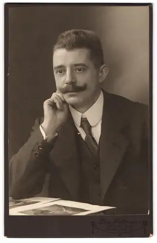 Fotografie Leo Hoffmann, Berlin, Dresdnerstrasse 135, Gutbürgerlicher Herr mit Moustache im edlen Anzug