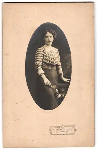 Fotografie T. J. Dickopf, Siegburg, Hübsche, junge Frau im adretten Gewand und Rosen in der Hand