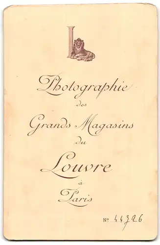 Fotografie Grands Magasins, Paris, Louvre, Frau mittleren Alters im Klöppelkleid