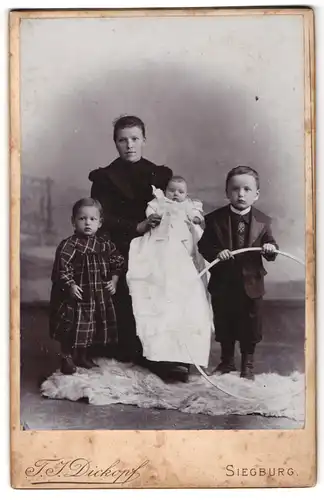 Fotografie T. J. Dickopf, Siegburg, Bahnhofstrasse 15, Junge Mutter mit ihren drei kleinen Kindern