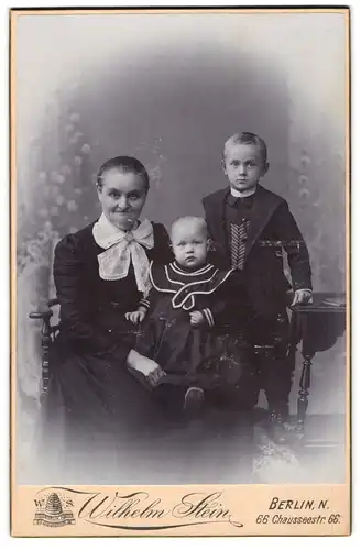 Fotografie Wilhelm Stein, Berlin, Chausseestrasse 66, Gestandene Dame mit ihren Enkelkindern