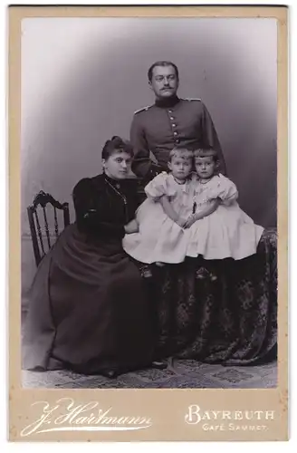 Fotografie J. Hartmann, Bayreuth, Café Sammet, Soldat in Uniform mit seiner kleinen Familie