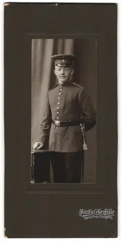 Fotografie Martin Herzfeld, Dresden, Pragerstrasse 7, Junger Soldat des 12. Rgts. in Uniform mit Schirmmütze