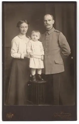 Fotografie J. W: Hornung, Tübingen, Uhlandstrasse 11, Soldat des 122. Rgts. in Feldgrau mit seiner Gattin und Tochter