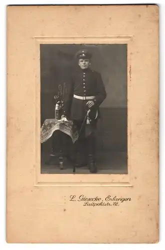 Fotografie L. Giesecke, Erlangen, Luitpoldstrasse 72, Junger Soldat in Uniform mit Schirmmütze und Säbel