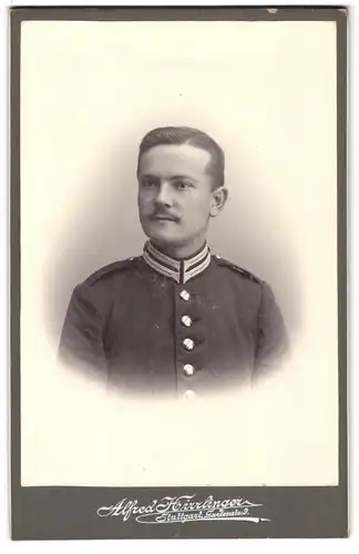Fotografie Alfred Hirnlingen, Stuttgart, Gartenstrasse 9, Junger Soldat in Gardeuniform mit dünnem Moustache