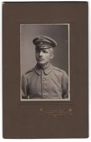 Fotografie Photogr. Richter, Weissenburg, Knabenschule, Soldat des 60. Rgts. in Feldgrau mit Schirmmütze