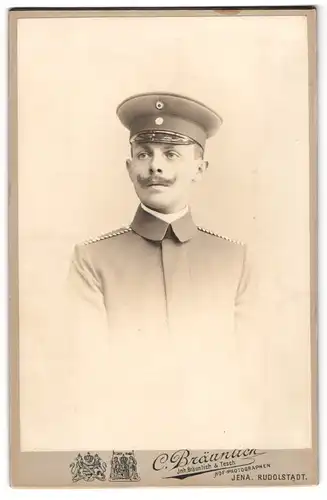 Fotografie C. Bräunlich, Jena, Teichgraben 5, Einjährig-Freiwilliger in Uniform mit Schirmmütze