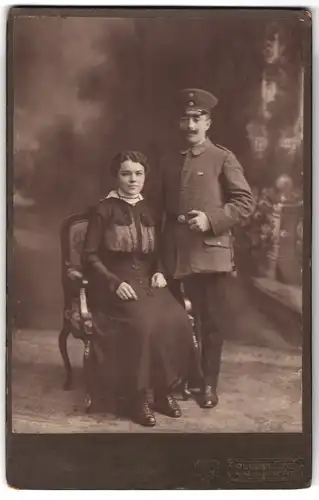 Fotografie August Lutz, Gera, Soldat in Feldgrau mit seiner attraktiven Ehefrau
