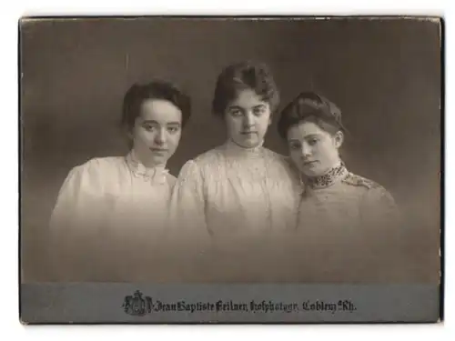 Fotografie Jean Baptiste Feilner, Coblenz a. Rh., Drei junge Damen in hübscher Kleidung