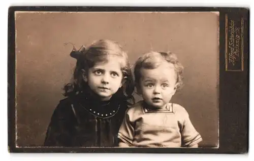 Fotografie Alfred Schwiebus, Leisnig i /S., Kleiner Junge und Mädchen in modischer Kleidung