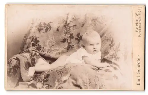 Fotografie Emil Schröter, Berlin-W., Potsdamerstr. 116 a, Halbacktes Kleinkind liegt bäuchlings auf einer Decke